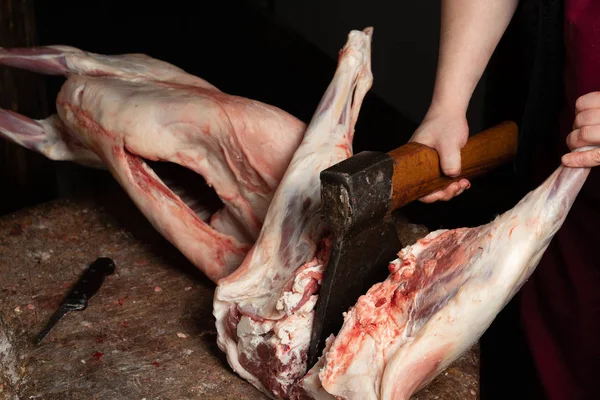 Carnicero Picando Carne Cordero Para Las Rayas — Foto de Stock