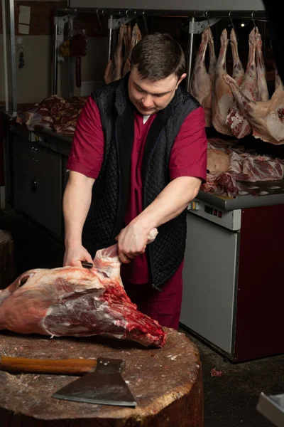 Corte Carne Trabalho Profissional Açougueiro — Fotografia de Stock