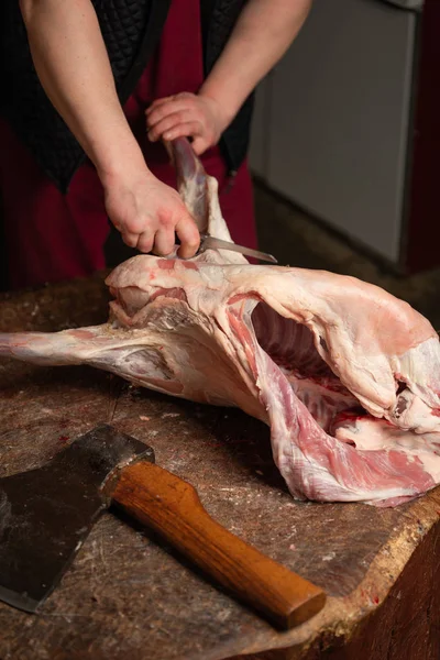 Carnicero Picando Carne Cordero Para Filetes — Foto de Stock