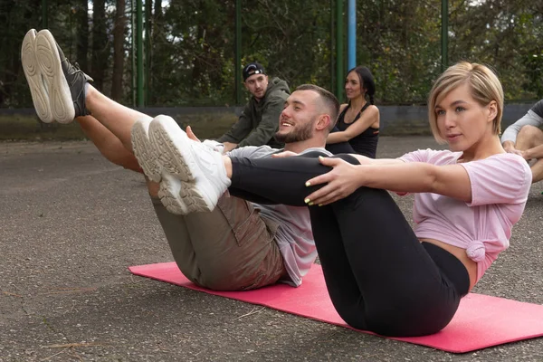 Grupo Jóvenes Amigos Hacen Deportes Parque Bajo Guía Instructor — Foto de Stock