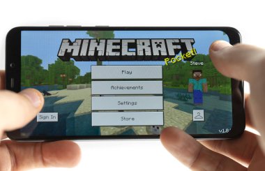Sochi, Rusya Federasyonu-Ocak 27, 2018: Bir adam akıllı Minecraft oyunda oynuyor