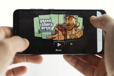 Sochi, Rusya Federasyonu-Ocak 27, 2018: Bir adam Gta San Andreas, Smartphone cep telefonu ile oyun oynuyor