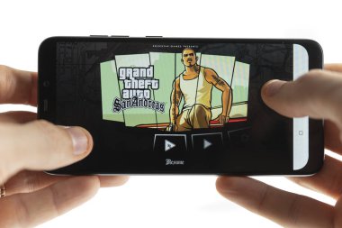 Sochi, Rusya Federasyonu-Ocak 27, 2018: Bir adam akıllı Xiaomi Grand Theft Auto San Andreas oyun oynuyor