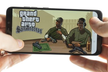 Sochi, Rusya Federasyonu-Ocak 27, 2018: Bir adam akıllı Pocophone Xiaomi tarafından Grand Theft Auto San Andreas oyun oynuyor