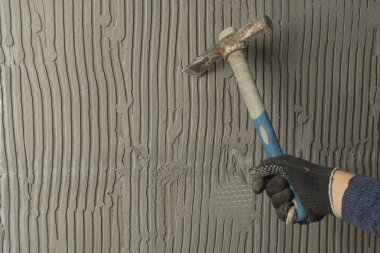 Bir işçi odaya onarım yapar ve duvar tatili