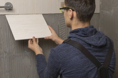 Banyo seramik karo yükleme bir işçi