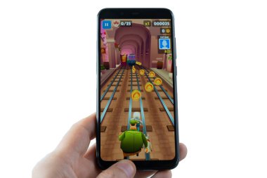 Sochi, Rusya Federasyonu-Şubat 24, 2019: Bir adam akıllı metro sörfçü oyunda oynuyor