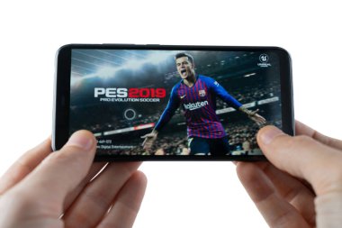 Sochi, Rusya Federasyonu-Şubat 24, 2019: Bir çocuk Pes 2019 pro evolution soccer oyunu smartphone cep telefonu ile oynuyor