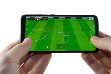 Sochi, Rusya Federasyonu-Şubat 24, 2019: Bir adam Pes 2019 pro evolution soccer oyunu smartphone cep telefonu ile oynuyor