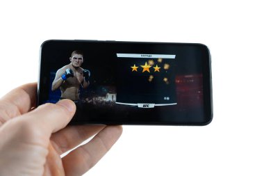 Sochi, Rusya Federasyonu-Şubat 24, 2019: Bir adam akıllı Ea spor Ufc oyun oynuyor