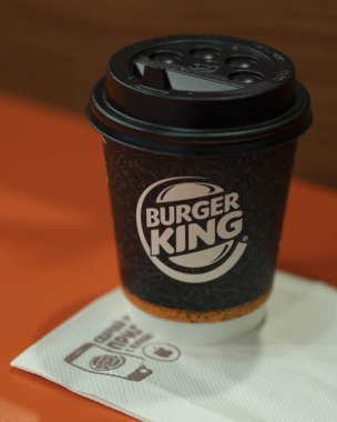 Sochi, Rusya Federasyonu-Mart 02, 2019: Kfc kafede masada Kfc logolu siyah kağıt bardak kahve