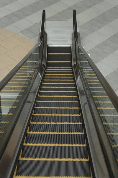 Moderno sistema electrónico de escaleras mecánicas que se mueve en el centro comercial . —  Fotos de Stock
