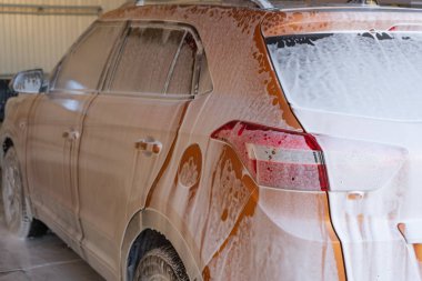 Araba oto yıkama istasyonu fırça ve köpük yıkama.