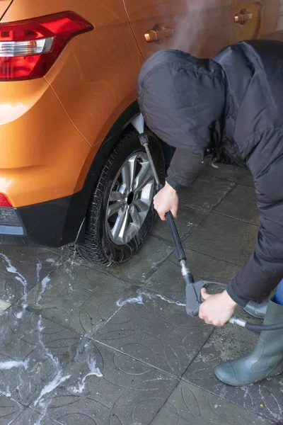Manuell biltvätt med trycksatt vatten i biltvätt utanför. — Stockfoto