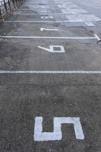 Parcheggio auto con linee bianche marchio — Foto Stock