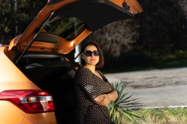 Kadın araba arkasında oturuyor