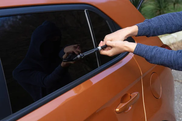 El ladrón rompe la ventana del coche para entrar — Foto de Stock
