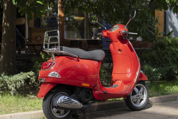 Sokakta bir vintage kırmızı scooter.