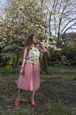 Bir çiçekli bahar bahçe güzel mutlu kadın yürüyor