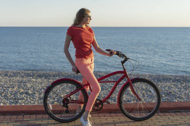 Sarışın sahil boyunca bir bisiklet sürme. Kentsel Bisiklet