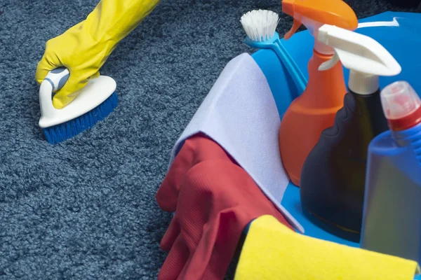 Servicio de limpieza. Lavabo con esponjas, botellas de productos químicos, guantes de goma y cepillo para la limpieza de alfombras. Concepto de hogar . — Foto de Stock
