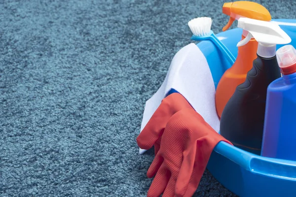 Servicio de limpieza. Lavabo con esponjas, botellas de productos químicos, guantes de goma y toalla. Concepto de hogar . — Foto de Stock
