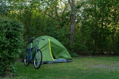 Avrupa'da çadır ve bisikletlerle kamp. Turistik yaşam