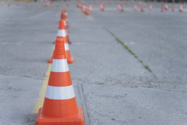 Araba sürme okulunda trafik konileri. Konsept sürücü kursları veya ehliyet eğitimi. Yakın çekim.