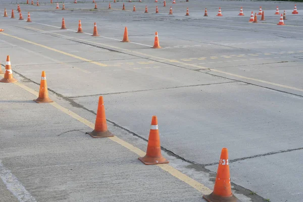 Sürüş okulu veya yolda trafik konileri. Yakın çekim