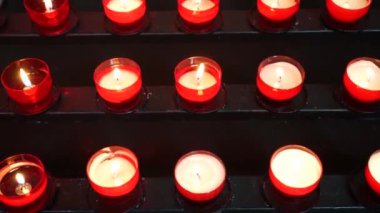 Kilisede mumlar. Katolik kilisesinde mum yakmak