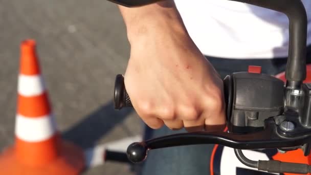 Uczeń Szkoły Jazdy Rozpoczyna Motocykl Ręka Trzyma Koło Kierownicy Motocykla — Wideo stockowe