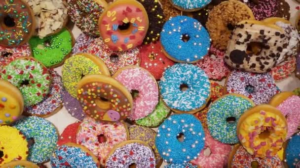 Heerlijke Gekleurde Donuts Etalage Top View — Stockvideo