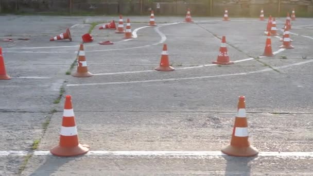 自動車学校の交通コーン クローズアップ 多くの交通コーンが道路上に立っているか または横たわっている — ストック動画