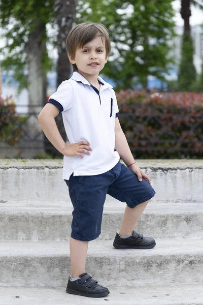 Petit garçon élégant dans des vêtements à la mode. Mode et style pour enfants — Photo