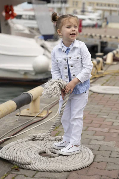 La gamine se fait passer pour une mannequin. Enfant vêtu d'un costume de denim à la mode. Mode pour enfants — Photo