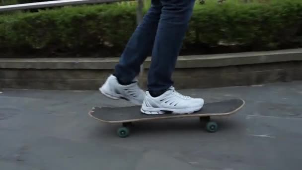 Close Dos Pés Skatista Que Está Skate — Vídeo de Stock