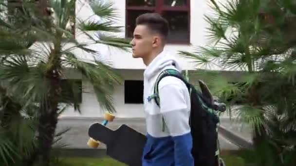 Skateboarder Mit Rucksack Fährt Mit Zwei Skateboards Extrempark — Stockvideo