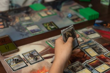 Soçi, Rusya-17 Mayıs 2019: Bir adam masa oyunu Magic The Gathering oyun kartları tutuyor - Kıvılcım Savaşı