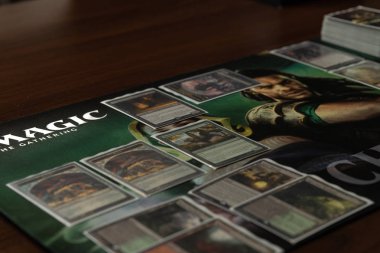 Soçi, Rusya-17 Mayıs 2019: Yeni bölüm oyunu Kıvılcım Magic The Gathering Savaşı oyun masasında yatıyor. Logo fotoğrafı