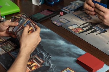Soçi, Rusya-17 Mayıs 2019: İnsanlar Spark Magic: The Gathering'in savaş oyununda oynuyorlar. Yeni genişleme