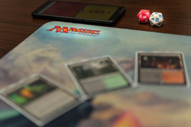 Soçi, Rusya-17 Mayıs 2019: Oyun Magic The Gathering oyun için logo ve zarfotoğrafı Close up