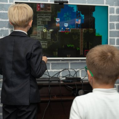 Soçi, Rusya-17 Mayıs 2019: İki erkek kulüpte bilgisayar konsolu oynuyor