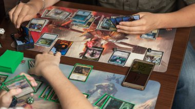 Soçi, Rusya-17 Mayıs 2019: İki adam masa oyunu Magic The Gathering oynuyor. Masa oyunu konsepti