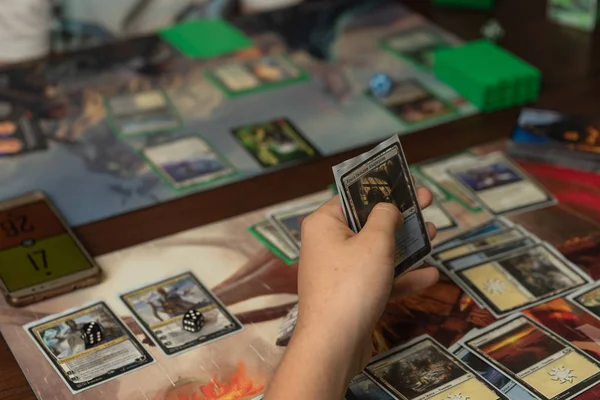 Soçi, Rusya-17 Mayıs 2019: Bir adam masa oyunu Magic The Gathering oyun kartları tutuyor - Kıvılcım Savaşı