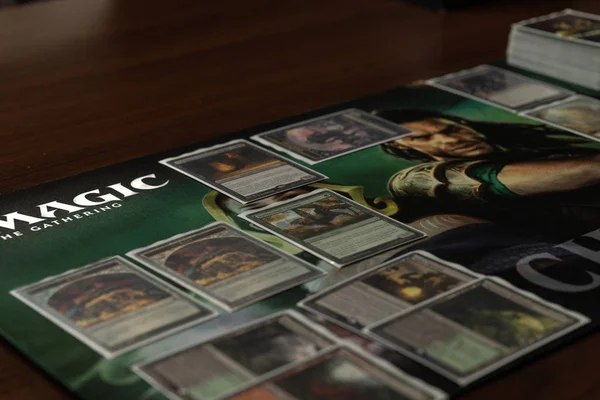 Soçi, Rusya-17 Mayıs 2019: Yeni bölüm oyunu Kıvılcım Magic The Gathering Savaşı oyun masasında yatıyor. Logo fotoğrafı