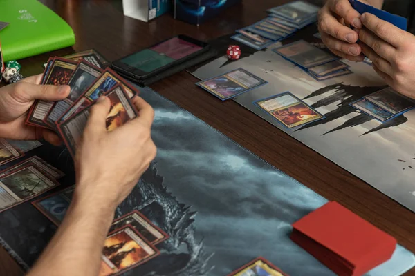 Soçi, Rusya-17 Mayıs 2019: İnsanlar Spark Magic: The Gathering'in savaş oyununda oynuyorlar. Yeni genişleme