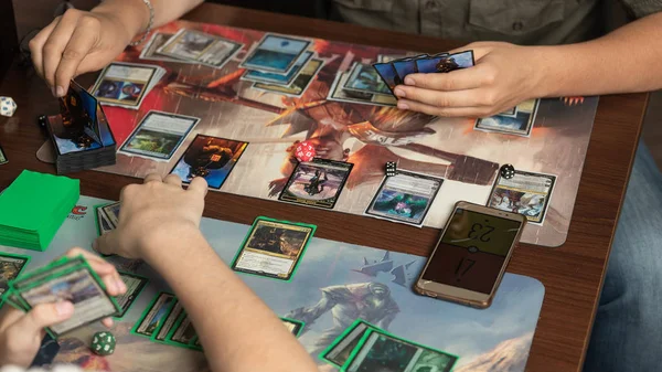 Soçi, Rusya-17 Mayıs 2019: İki adam masa oyunu Magic The Gathering oynuyor. Masa oyunu konsepti