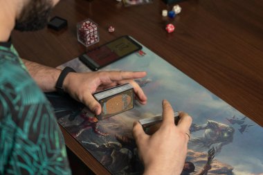 Soçi, Rusya-17 Mayıs 2019: Genç hipster kartları Magic The Gathering, Yeni genişleme oyunu Kıvılcım Savaşı bir deste tutan