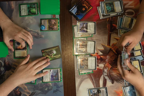 Soçi, Rusya-17 Mayıs 2019: İki genç oyun Magic The Gathering War of the Spark oynuyor. Üstte görüntü