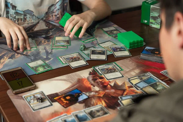 Soçi, Rusya-17 Mayıs 2019: İki genç bir masa oyunu turnuvası Magic The Gathering kulüpte katılmak